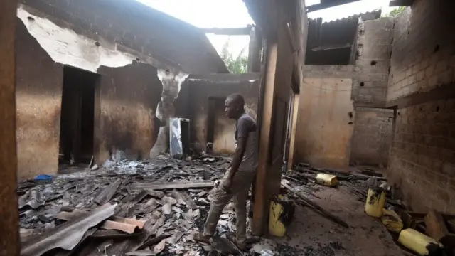 Umugabo ariko araririra mu nzu yiwe yasambuwe i Toumodi, hagati muri Cote d'Ivoire, itariki 3 z'ukwa cumi na rimwe 2020.