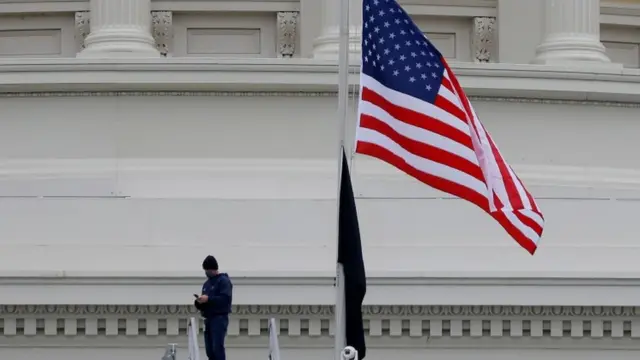Bandera a media asta.