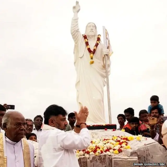 ईसा मसीह की मूर्ति का शिलान्यास करते शिवकुमार