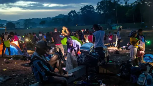 Migrantes acampando antes de cruzar el Tapón del Darién.