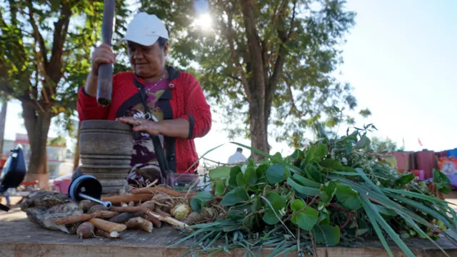 Mujer prepara tereré