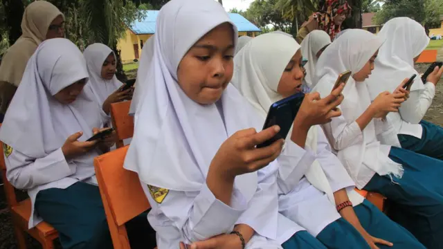 Sejumlah pelajar mengikuti ujian semester berbasis online dengan menggunakan android di sekolah pedalaman Madrasah Tsanawiyah Negeri 6 Aceh Barat di Kecamatan Arongan Lam Balek, Aceh, Senin (2/12/2019).