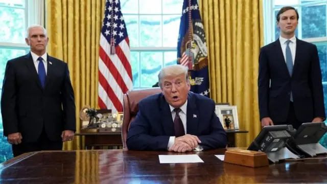 از راست جرد کوشنر داماد ترامپ، دونالد ترامپ و مایک پنس معاون اول رئیس جمهور آمریکا هنگام اعلام خبر برقراری روابط اسرائیل و بحرین