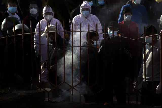 कोभिडका कारण मृत्यु भएका व्यक्तिको शव अन्तिम संस्कारका लागि लगिँदै