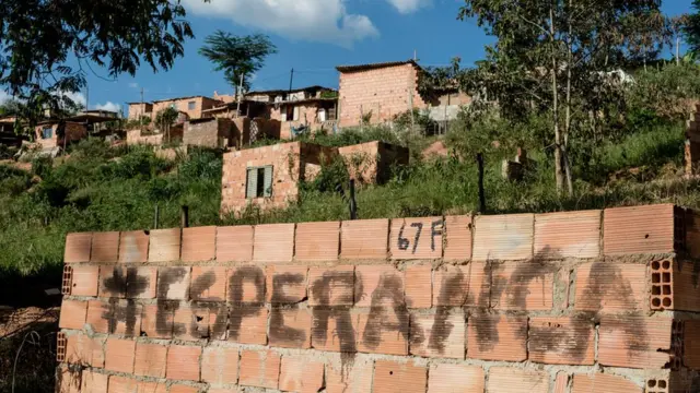 Muro com inscrição na ocupação Izidora