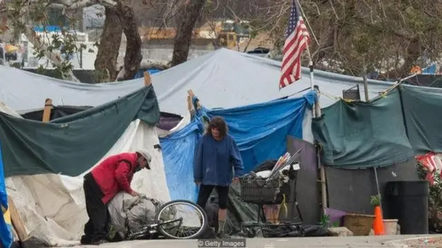 तंबुओं में रहते लोग