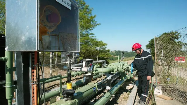 Un operario en una planta de CCS en Francia.