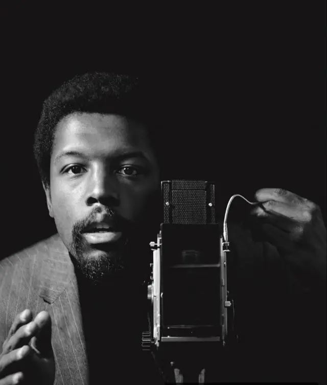 عکس خودنگاره‌ای از کوام براثویت