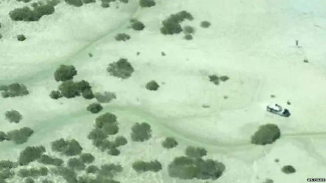 કાદવમાં ફસાયેલી કારની તસવીર