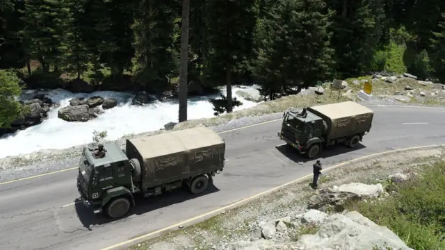 இந்திய ராணுவ வாகனங்கள்.