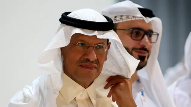 El ministro saudita de Energía, Abdulaziz bin Salman, confirmó que los ataques llevaron a la reducción temporal de la producción petrolera de su país.