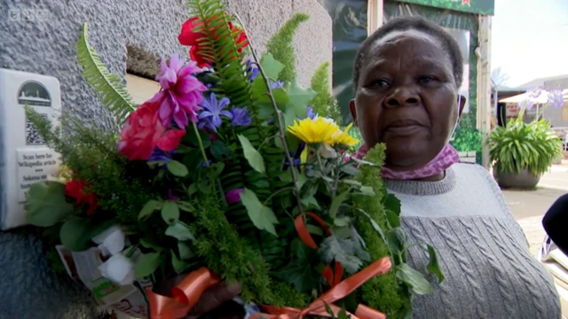 Une Sud-Africaine venue déposer une gerbe de fleurs à la cathédrale Saint-Georges du Cap