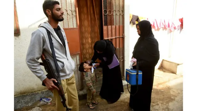 پاکستان کې پر پولیو واکسین کوونکو بریدونه شوي وو