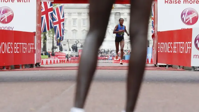 Лондонский марафон-2017: бегунья из Эфиопии Аселефеч Мерджиа заняла 3-е место в женском забеге