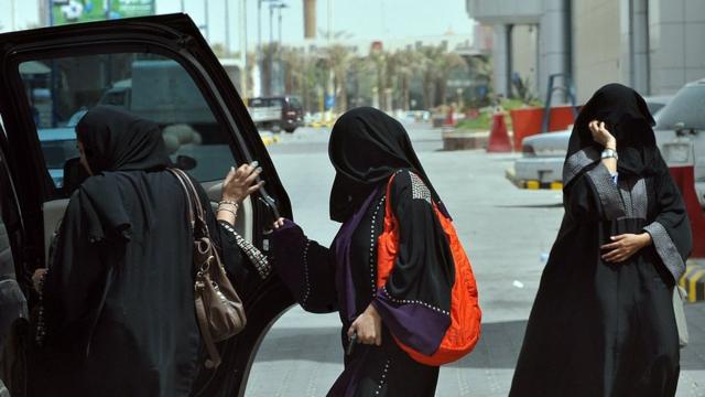 Саудовские женщины садятся в машину