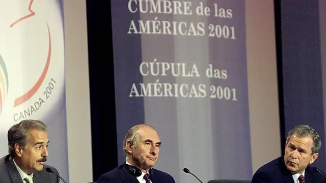 El entonces presidente de Colombia, Andrés Pastrana (izquierda), el de Argentina, Fernando de la Rúa (centro) y el de EE.UU., George W. Bush (derecha), en la Cumbre de las Américas de 2001 en Quebec, Canadá.