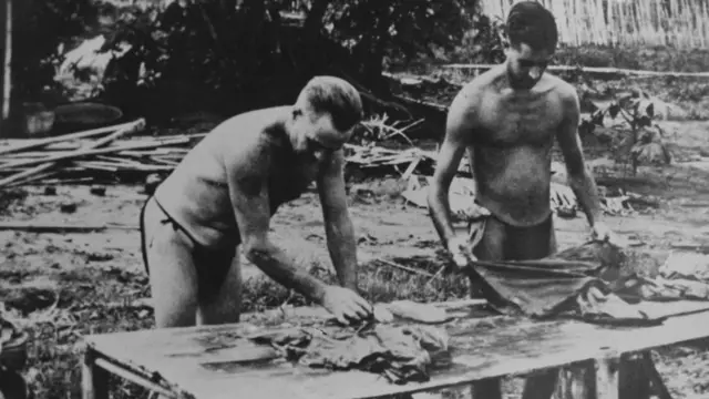 জাপানী শিবিরে মিত্রবাহিনীর যুদ্ধবন্ধী।