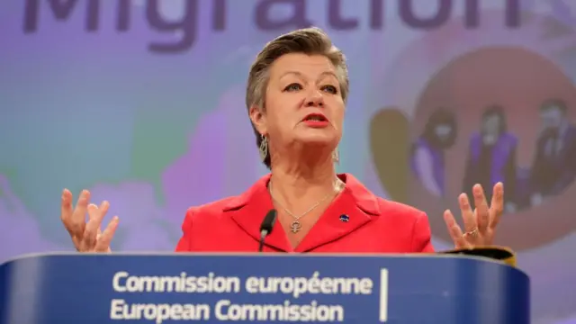 المفوضة الأوروبية للشؤون الداخلية إيلفا يوهانسون تتحدث خلال مؤتمر صحفي حول ميثاق جديد للهجرة واللجوء في المفوضية الأوروبية في بروكسل، 23 سبتمبر/أيلول 2020
