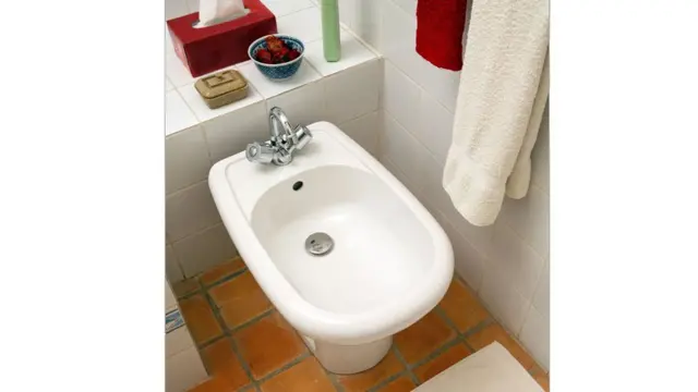 Bidé en un baño