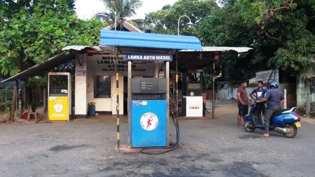 இலங்கையில் பெட்ரோல் விநியோகம் அத்தியாவசிய சேவையாக அறிவிப்பு