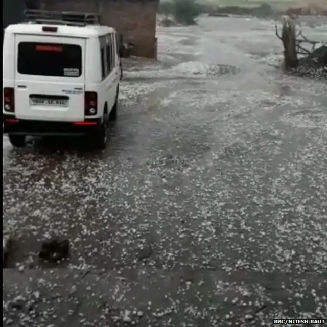 अकोल्यात झालेली गारपीट