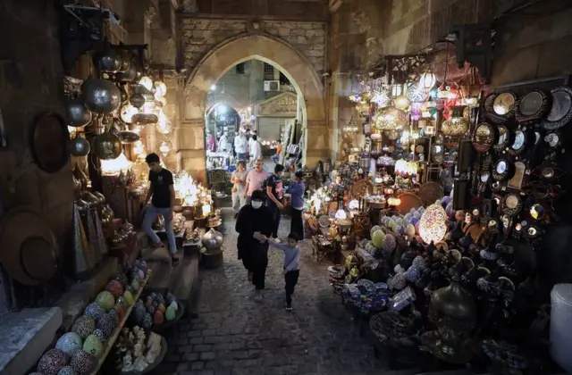 Mutane na yin tafiyar kasa a Khan al-Khalili bazaar a tsohon yankin Alkahira, a ranar 27 ga watan Satumba 2021. lokacin da ake bikin ranar yawon bude ido na MDD