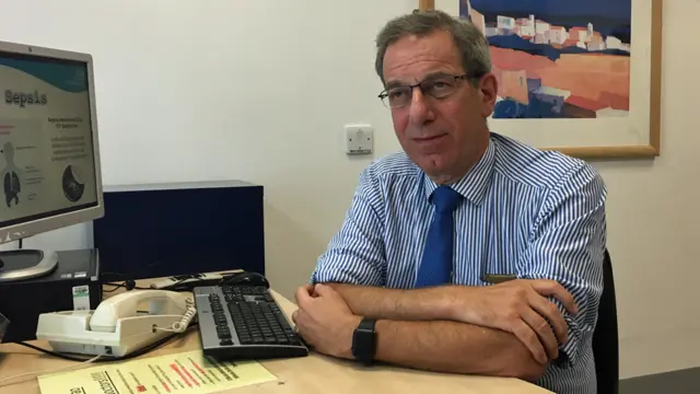 Profesor Hilmen u svojoj kancelariji