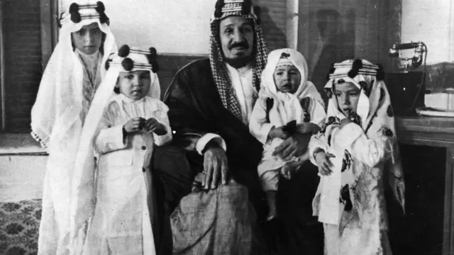 عبدالعزيز آل سعود مع اربعة من أبنائه