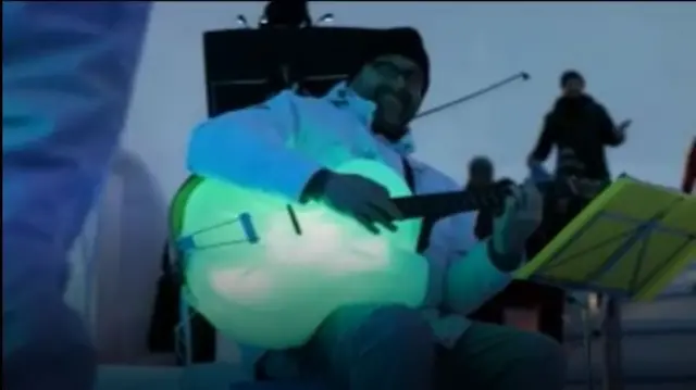 คนกำลังเล่นกีตาร์น้ำแข็ง