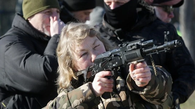 Ukrayna'da bir yandan "panik yok" derken bir yandan sivillere askeri eğitim veriliyor
