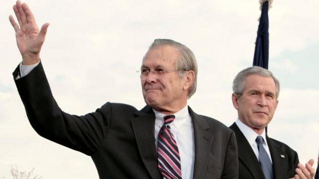 Donald Rumsfeld y George W. Bush.