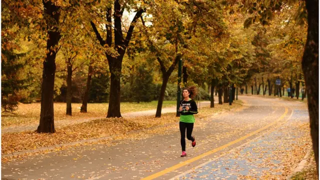 在工休時間慢跑或繞著街區散步是在白天增加鍛煉的一種方式。