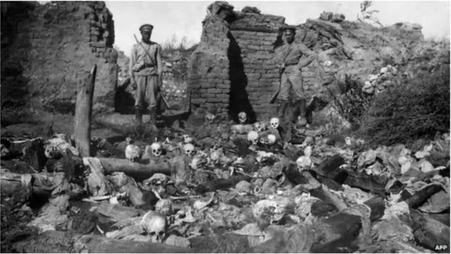 Dağıdılmış erməni kəndi Şeyxalanda kəllə sümükləri. 1915-ci il. (Foto: Erməni Soyqırım Muzeyi)