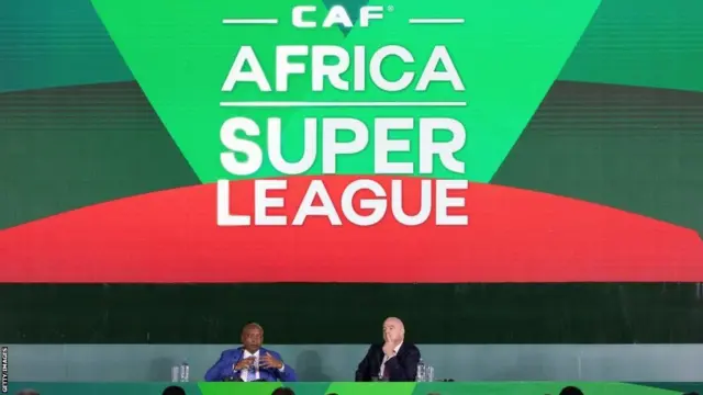 Patrice Motsepe, président de la Caf, et Gianni Infantino, président de la Fifa, lors du lancement de l'Africa Super League.