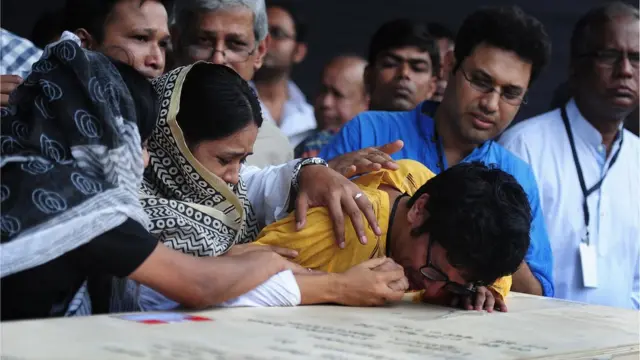 পাঁচ বছর আগে হুমায়ুন আহমেদকে অশ্রুজলে বিদায় জানাচ্ছেন তার পরিবারের সদস্যরা