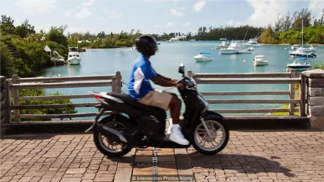 薩默塞特橋上有一個56厘米的缺口，足夠一艘帆船的桅桿穿過去（Credit: Intersection Photos/Alamy）