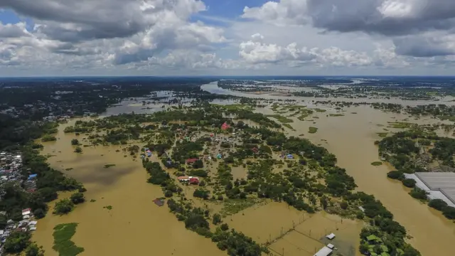 อุบลราชธานีเปรียบเสมือนพื้นที่คอขวดที่รองรับน้ำจากแม่น้ำมูล แม่น้ำชีและแม่น้ำอื่น ๆ ที่จะไหลรวมกันเพื่อออกสูงแม่น้ำโขง