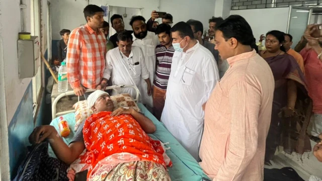 विधानसभा में विपक्ष के नेता शुभेंदु अधिकारी घायल से मिलते हुए