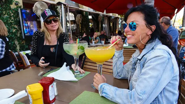 ડ્રિન્ક લેતી મહિલાઓ