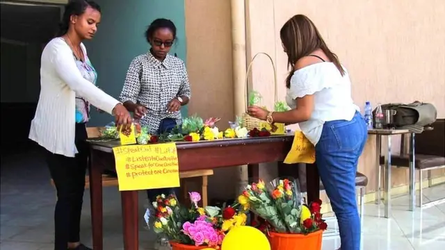 ወጣቶች አበባ በመሸጥ ላይ
