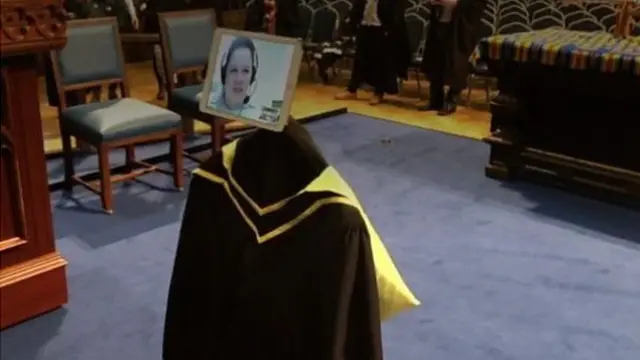 Студентка бере участь у церемонії вручення дипломів через Skype