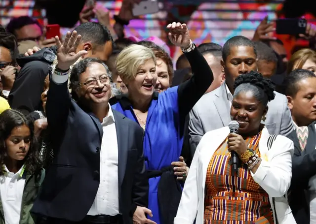 O presidente eleito da Colômbia Gustavo Petro, acompanhado da esposa, Veronica Alcocer, e da agora vice-presidente, Francia Marquez , participa375 betevento após vencer as eleições presidenciais colombianas , na Movistar Arena375 betBogotá, na Colômbia, no dia 19375 betjunho375 bet2022