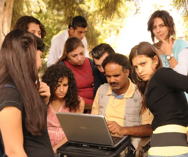 عبود يدرس في إحدى الكليات