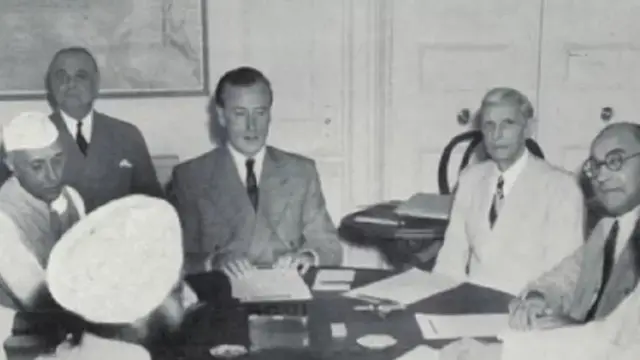 भारत के विभाजन की ऐतिहासिक घोषणा से एक दिन पहले 3 जून 1947 को वायसरॉय लॉर्ड माउंटबेटन की अध्यक्षता में एक बैठक हुई, जिसमें मोहम्मद अली जिन्ना, पंडित जवाहर लाल नेहरू, लियाक़त अली ख़ान, सरदार अब्दुल रब्ब नश्तर, सरदार बलदेव सिंह एवं अन्य उपस्थित हैं.