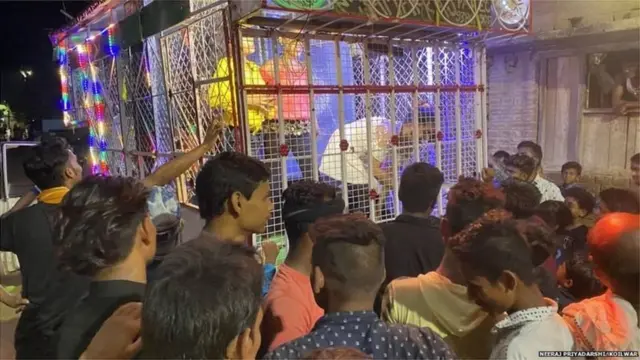 డాన్సర్ చుట్టూ జనం