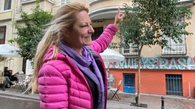 سبينم ألتين مرشدة سياحية تركية