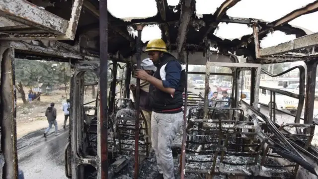 સળગાવવામાં આવેલી બસ