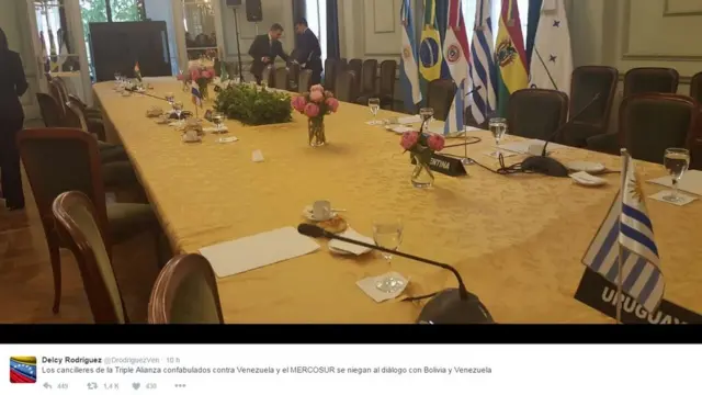 La foto que publicó Delcy Rodríguez en su Twitter de la mesa vacía.