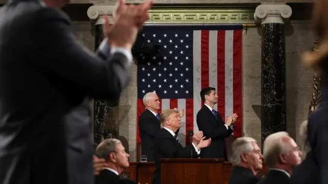 Donald Trump aplaude a Carryn Owens