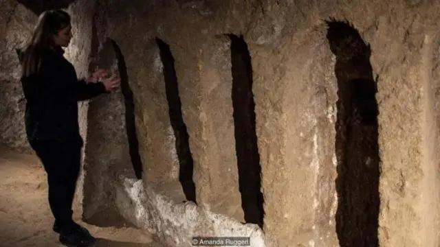 Mayat akan didudukkan di salah satu cantarelle, seperti diperlihatkan di sini, untuk dikeringkan.